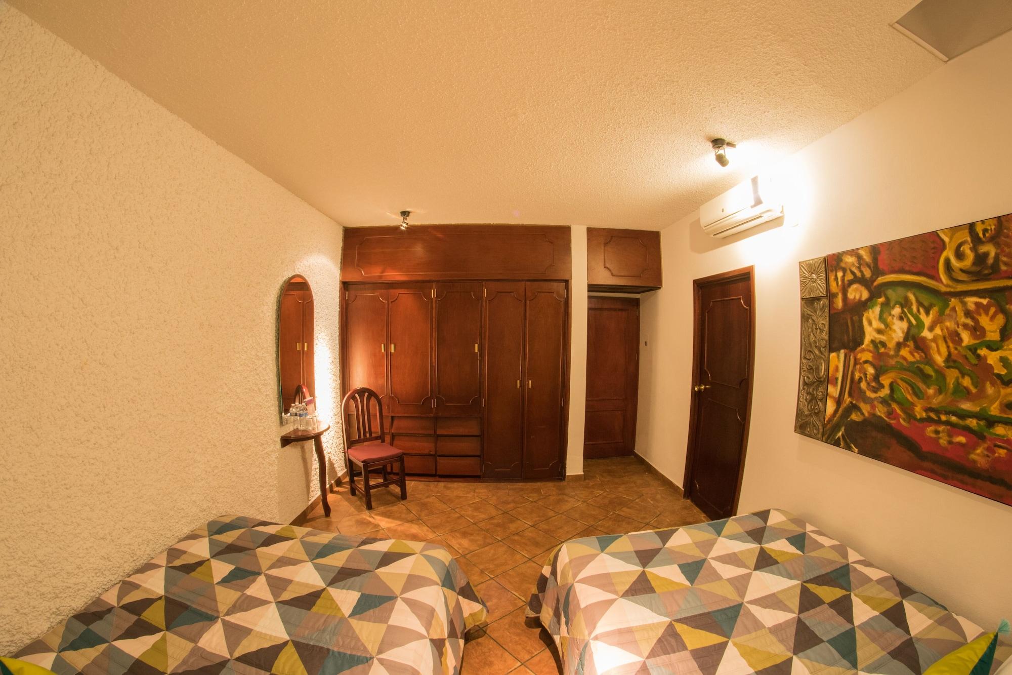 Hotel Meson De Los Remedios Морелия Екстериор снимка