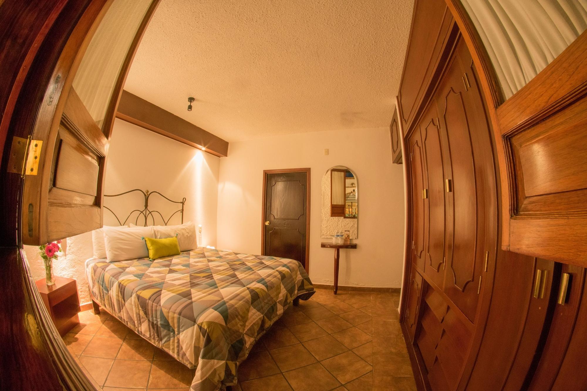 Hotel Meson De Los Remedios Морелия Екстериор снимка