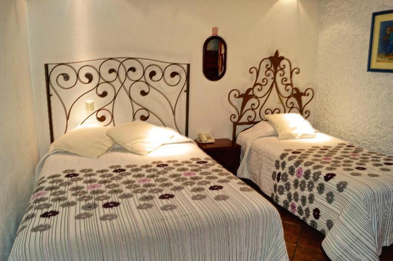 Hotel Meson De Los Remedios Морелия Екстериор снимка
