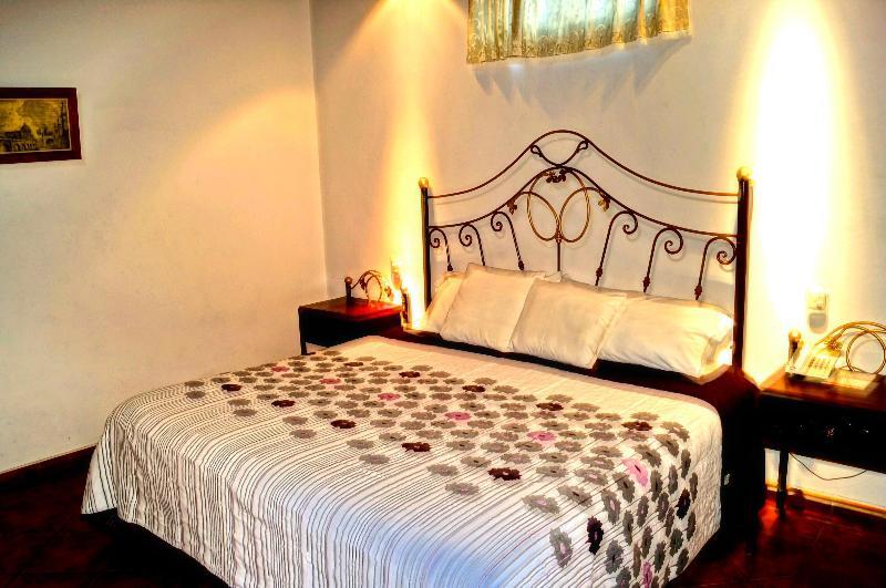 Hotel Meson De Los Remedios Морелия Екстериор снимка