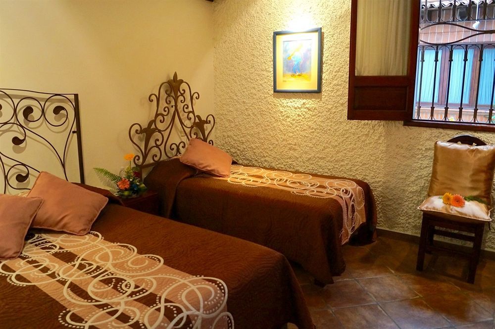 Hotel Meson De Los Remedios Морелия Екстериор снимка