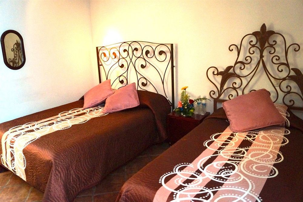 Hotel Meson De Los Remedios Морелия Екстериор снимка
