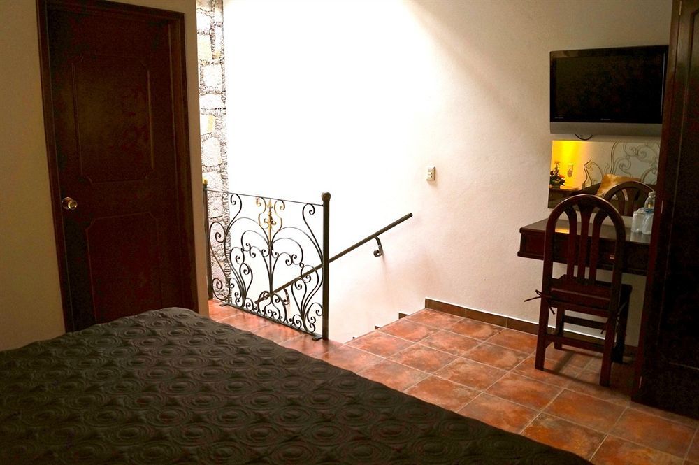 Hotel Meson De Los Remedios Морелия Екстериор снимка