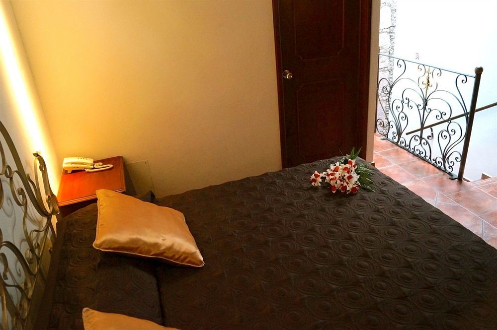 Hotel Meson De Los Remedios Морелия Екстериор снимка