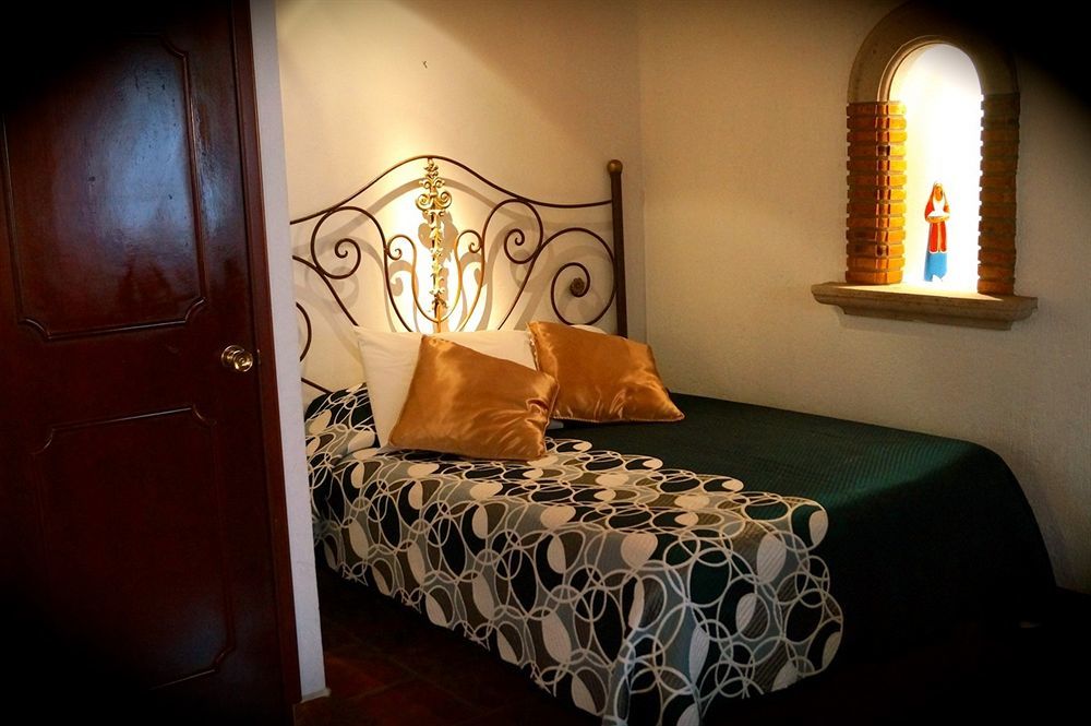 Hotel Meson De Los Remedios Морелия Екстериор снимка