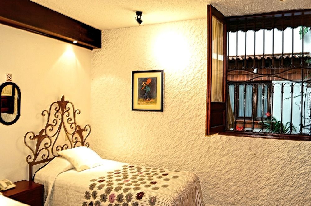 Hotel Meson De Los Remedios Морелия Екстериор снимка