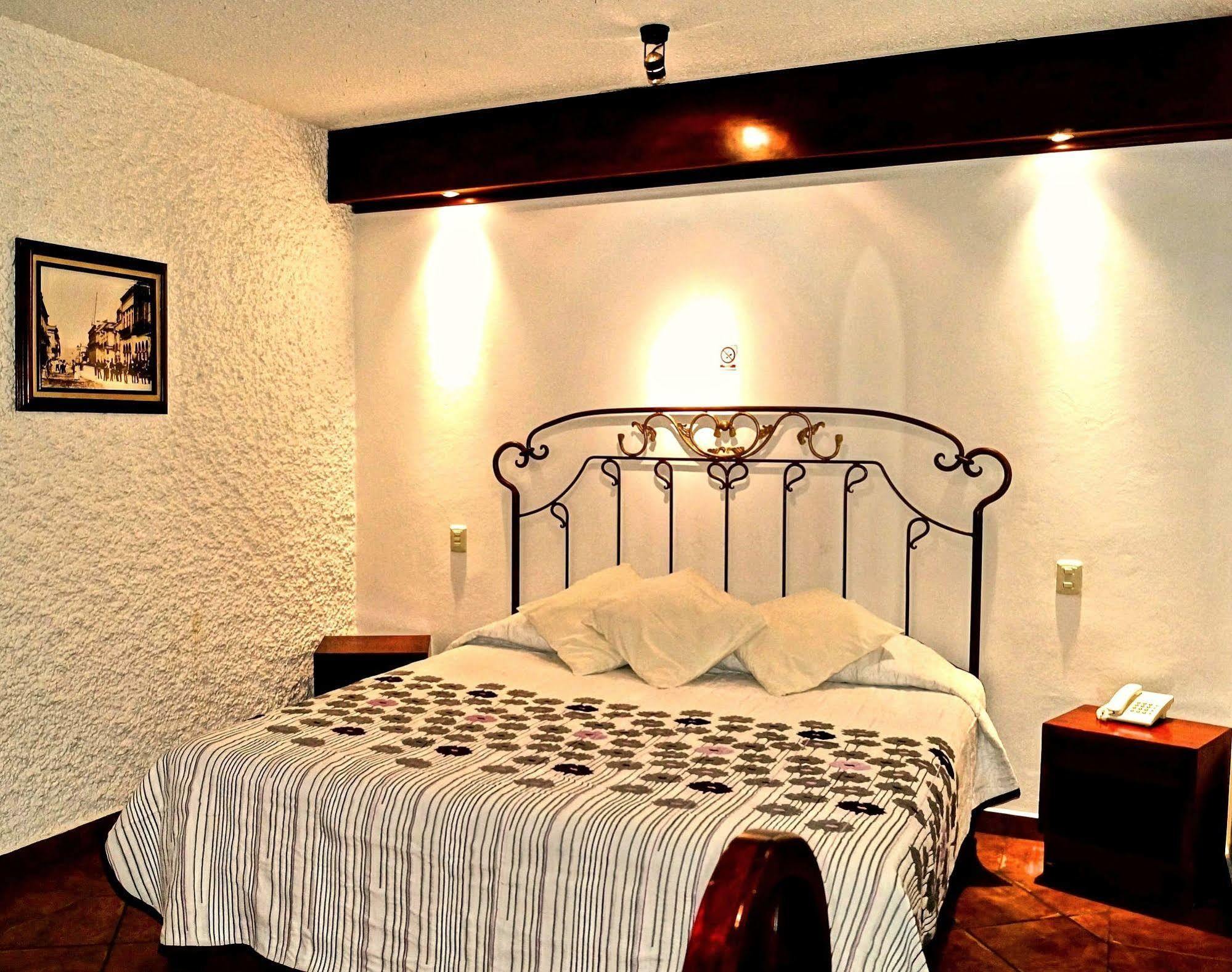 Hotel Meson De Los Remedios Морелия Екстериор снимка